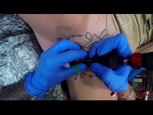 ❤️ Fìor tattooed hottie Sully Savage fhuair tattoo air a clitoris ❤️ Super porn leinn ❌